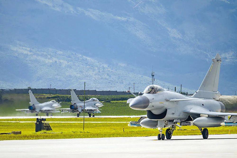 時政微觀察丨在強軍新征程上再立新功