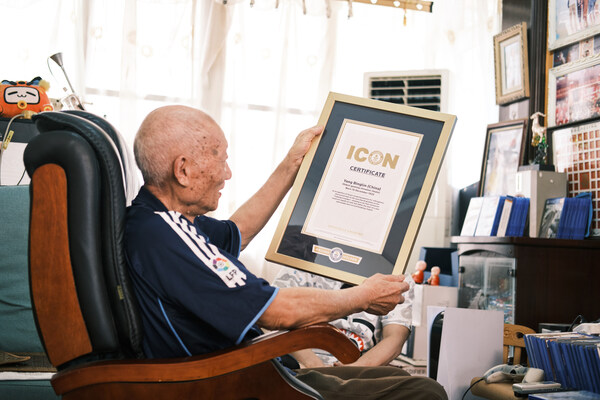 杨炳林收到“ICON传奇人物”证书
