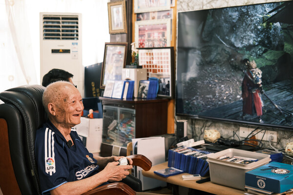 被网友成为“游戏爷爷”的杨炳林