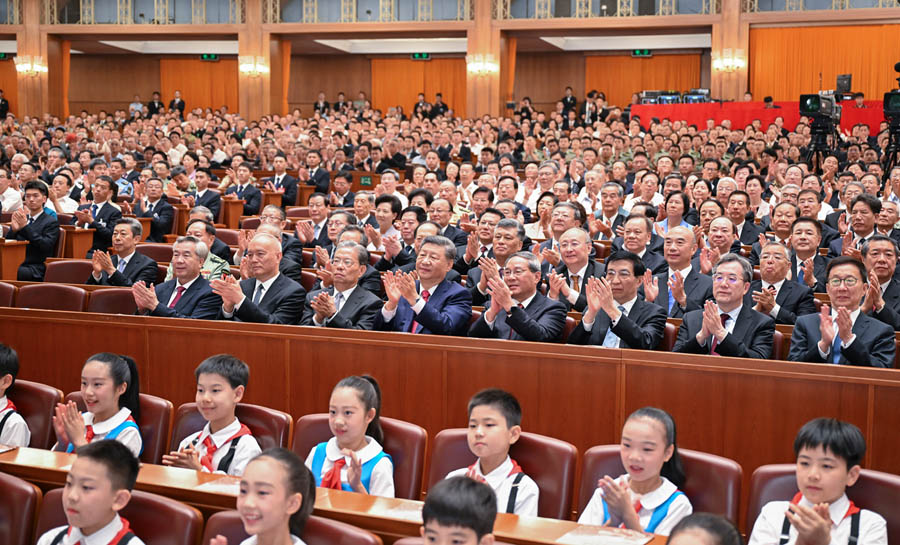 紀(jì)念中國人民抗日戰(zhàn)爭(zhēng)暨世界反法西斯戰(zhàn)爭(zhēng)勝利80周年文藝晚會(huì)《正義必勝》在京隆重舉行 習(xí)近平等出席觀看