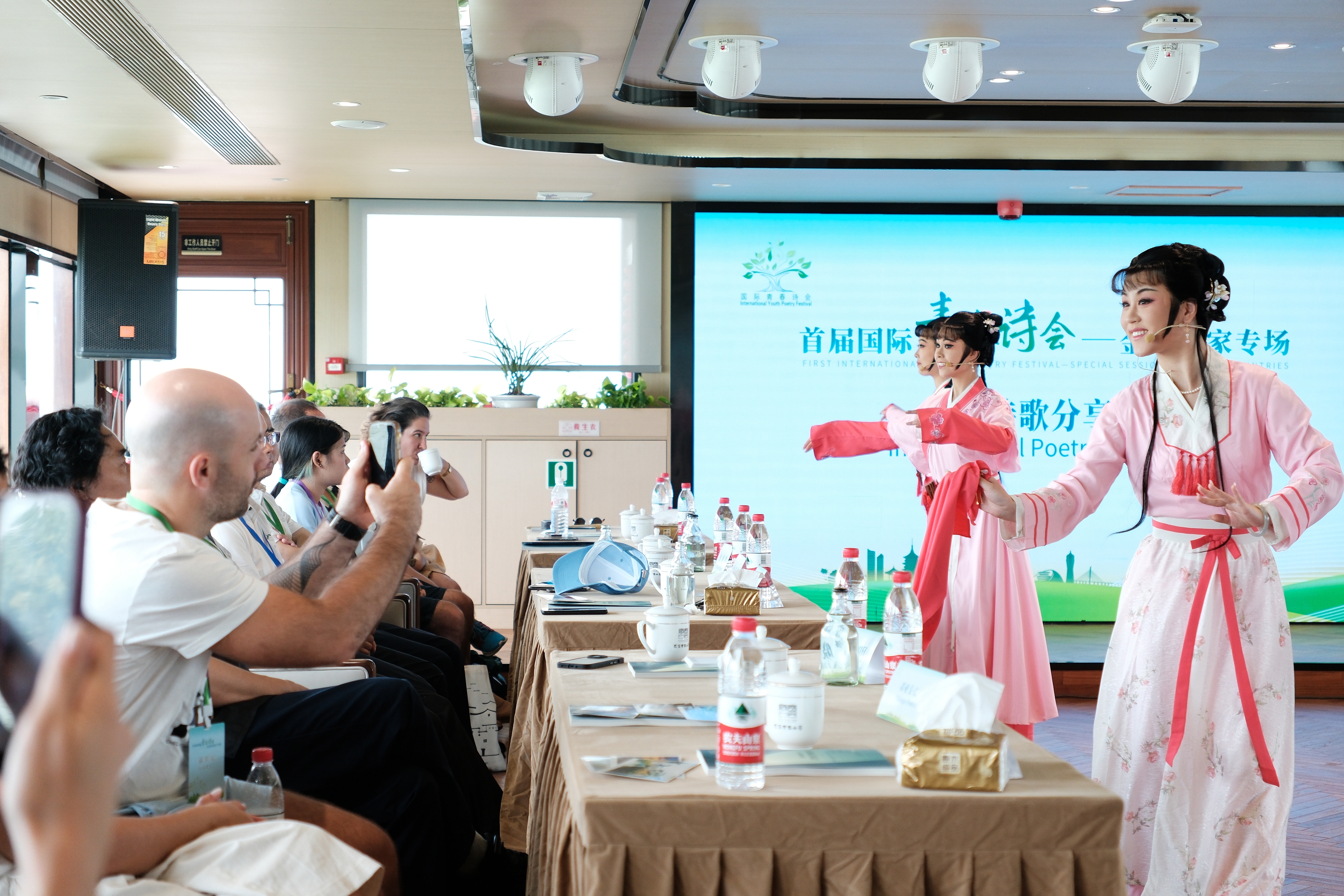 2024年7月21日，浙江杭州，金磚國家外國友人欣賞越劇《富陽新曲》。