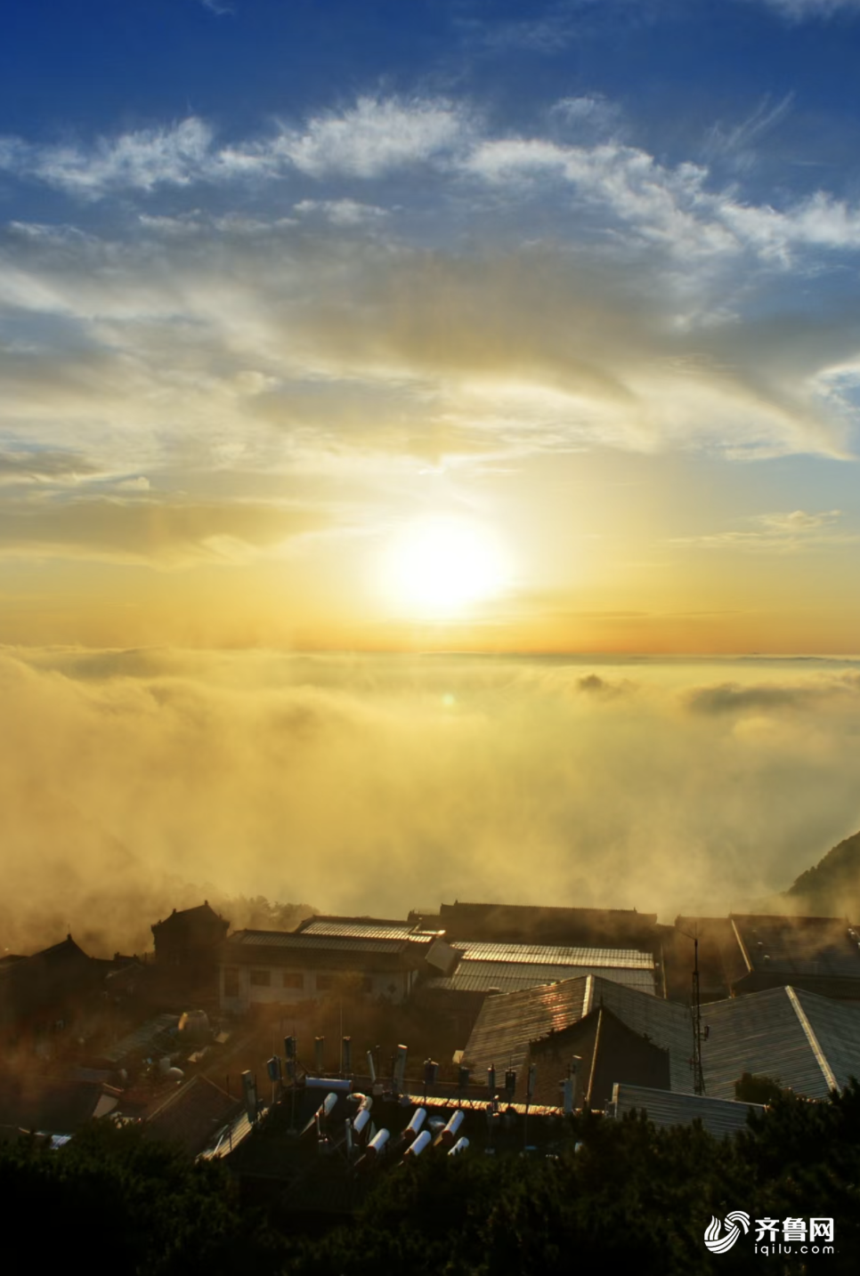 免费照片： 黄昏时分朦胧的橙黄色天空，太阳落在山丘后面, image size:966x1434
