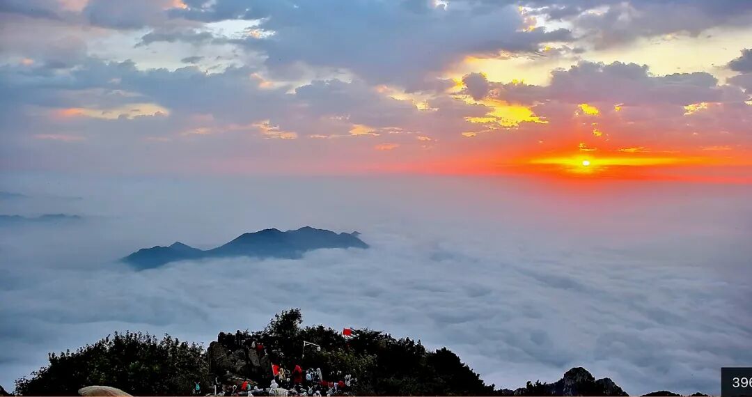 霞光耀泰山 登高迎国庆