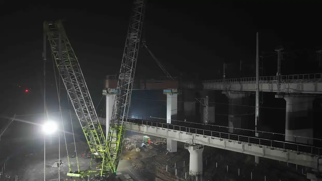 新进展！潍宿高铁至青岛连接线首个上跨既有线钢横梁吊装完成