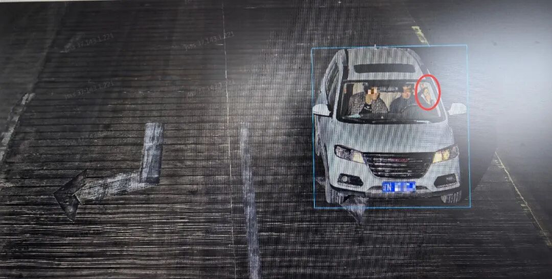 民警在监控中发现了端倪：“指甲盖”大小的缝隙中 堆满了玉米棒