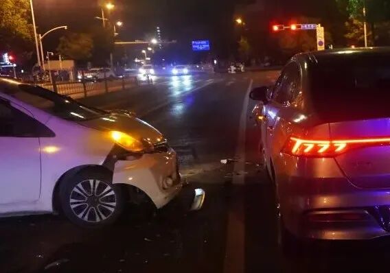 泰安一司机醉驾无证闯红灯冲进对向车道，全责！