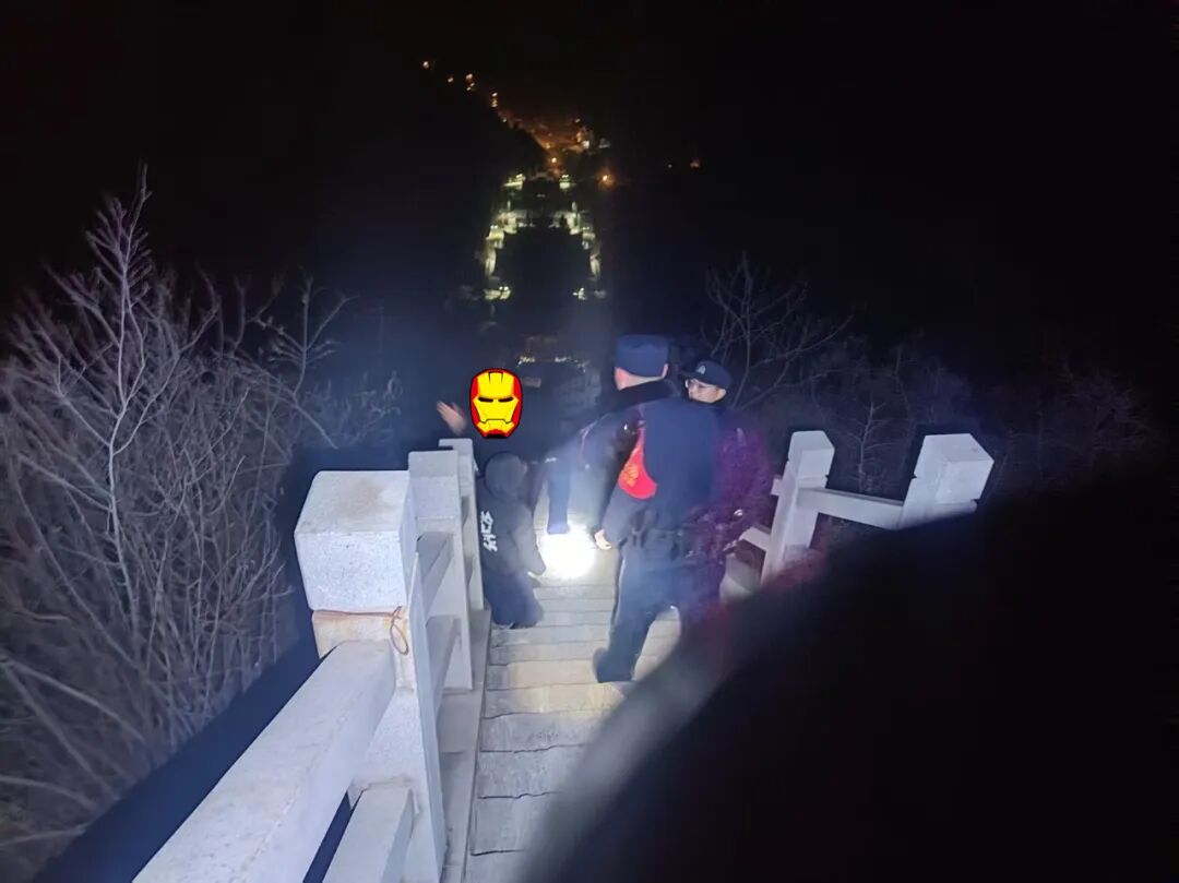 4名“驴友”被困山上 民警紧急救助