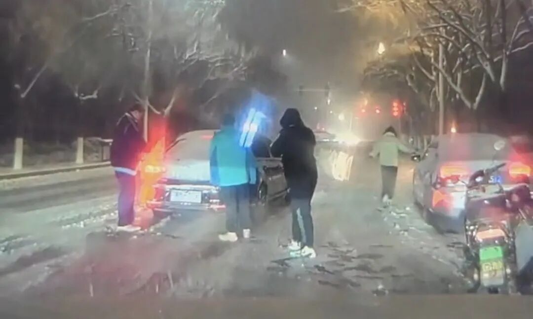 肥城这三位“小孩哥”藏不住了！冒雪助受困车辆脱困获网友点赞