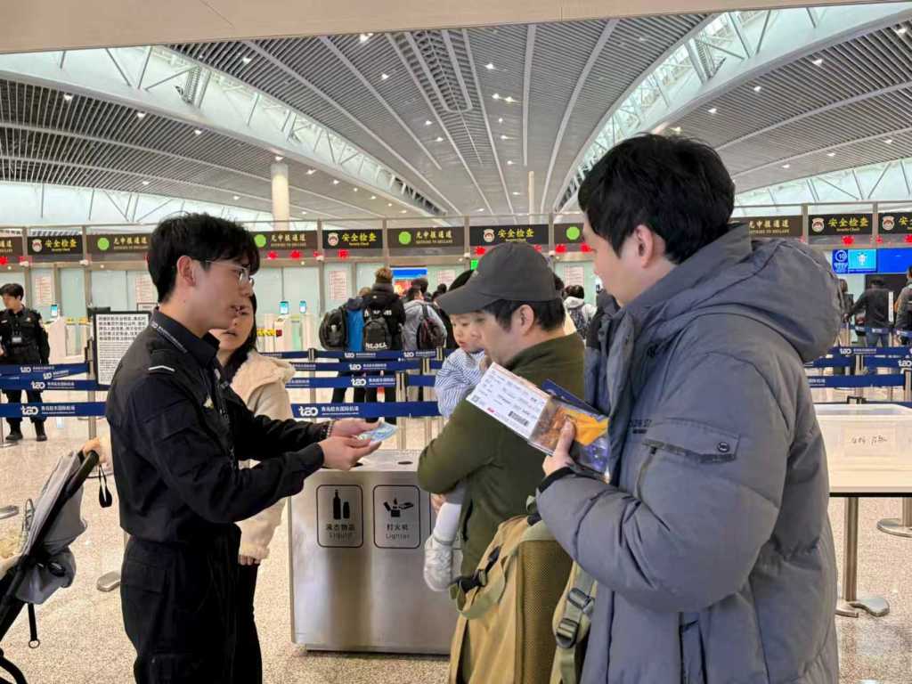 新年第一天青岛机场“花式”送祝福 护航旅客美好出行