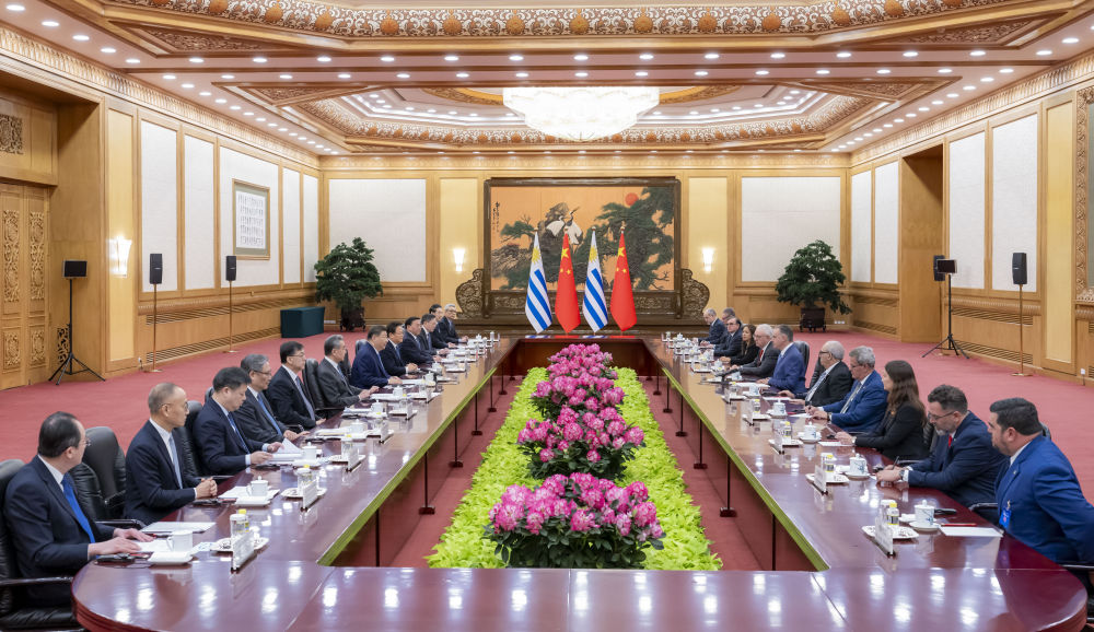 习近平同乌拉圭总统奥尔西举行会谈