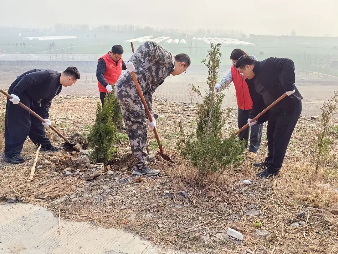 嘉祥县基层工会开展义务植树活动 凝聚职工力量共筑生态屏障