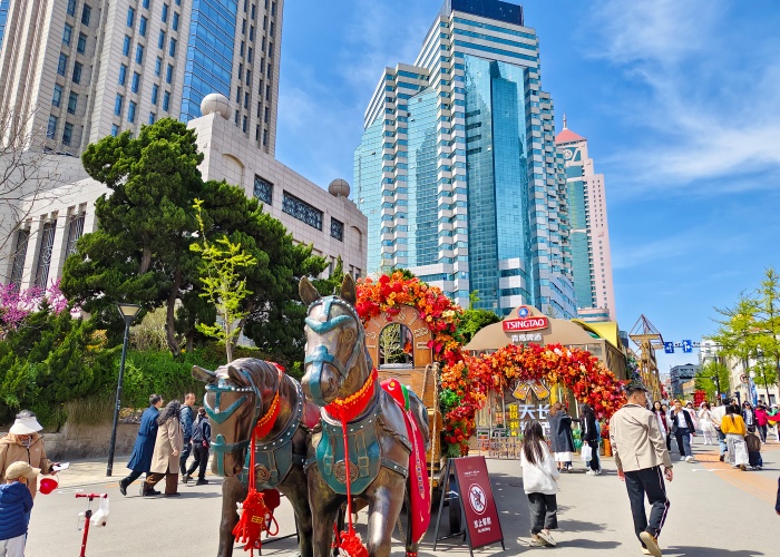 Qingdao's Zhongshan Road shines for upcoming holiday