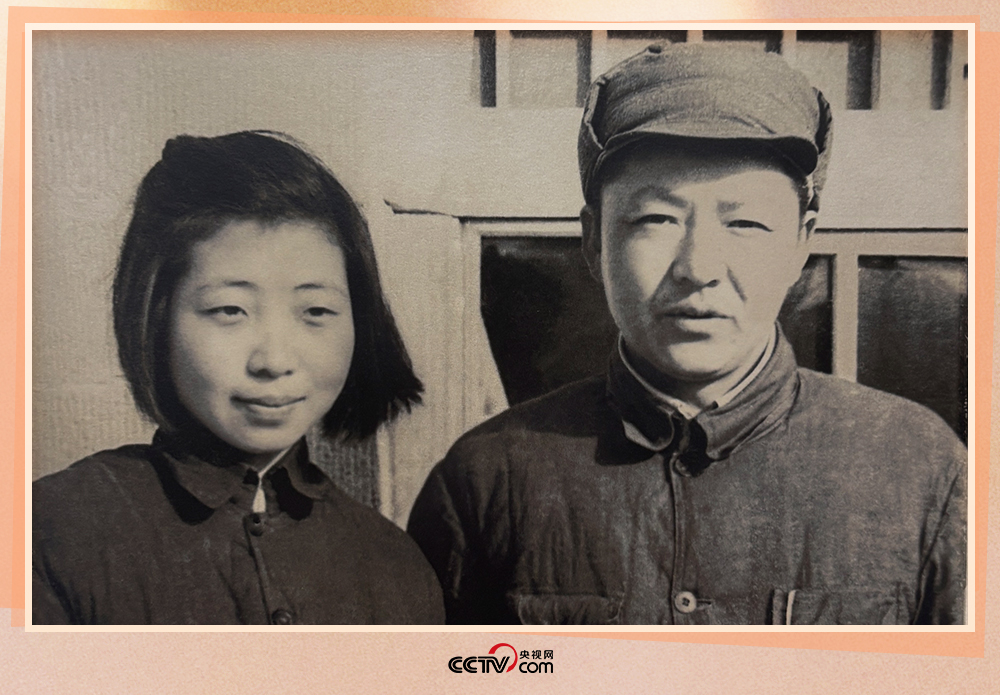 1947年初，习仲勋与齐心在延安合影。