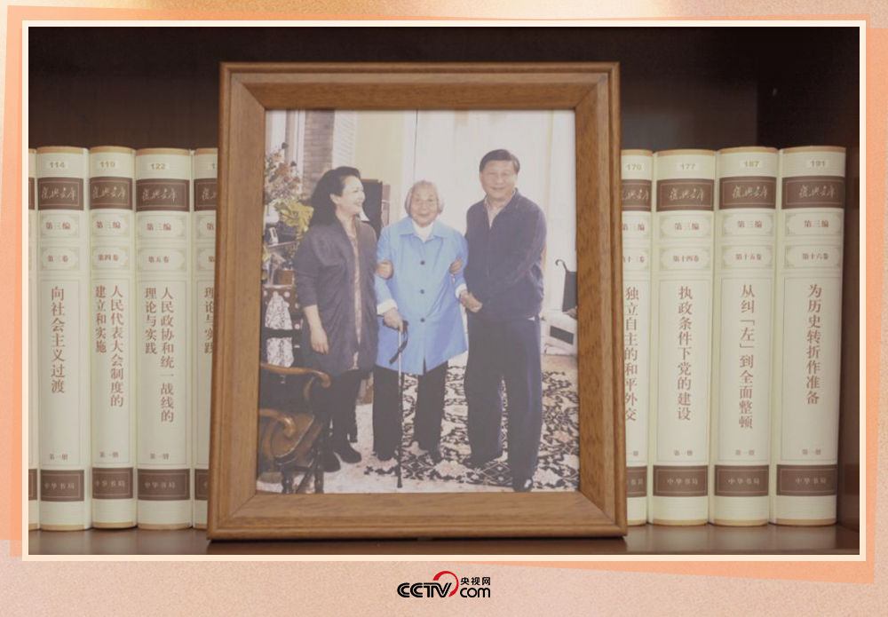 习近平的办公室里放着他和家人的合照。
