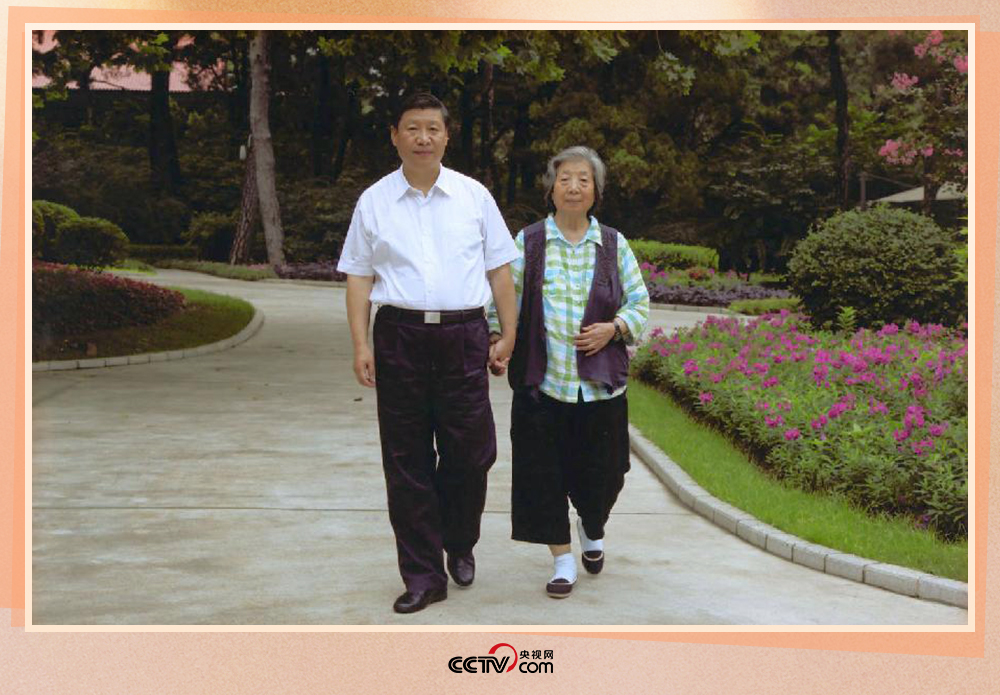 习近平陪母亲齐心散步。