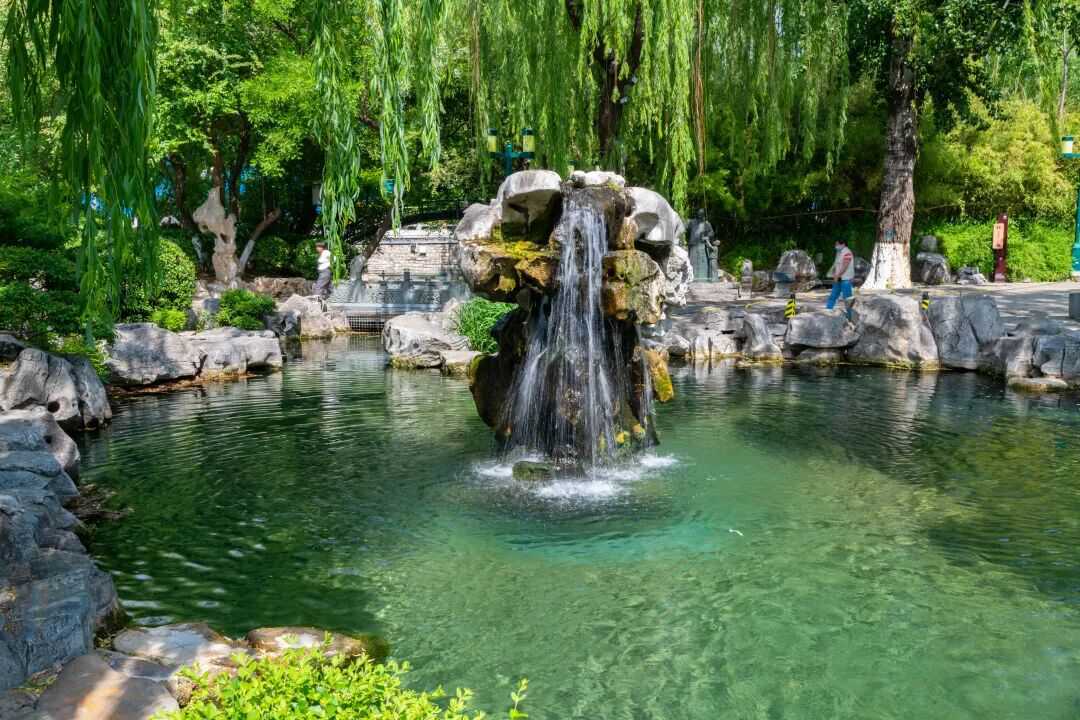 刷新纪录！济南趵突泉地下水位29米+ “月牙飞瀑”持续在线249天