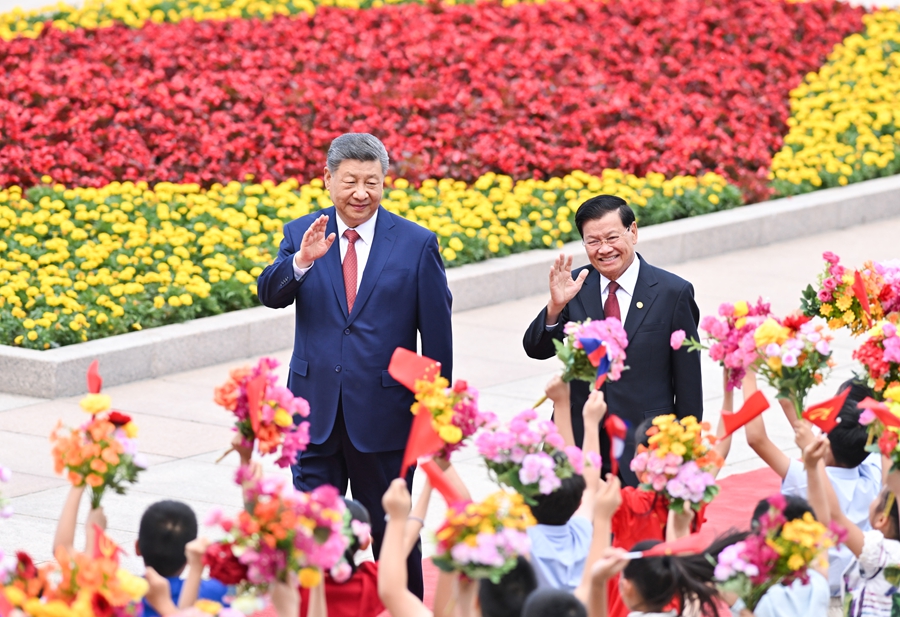 △ 6月5日下午，中共中央总书记、国家主席习近平在北京人民大会堂同来华进行国事访问的老挝人民革命党中央总书记、国家主席通伦举行会谈。这是会谈前，习近平在人民大会堂东门外广场为通伦举行欢迎仪式。