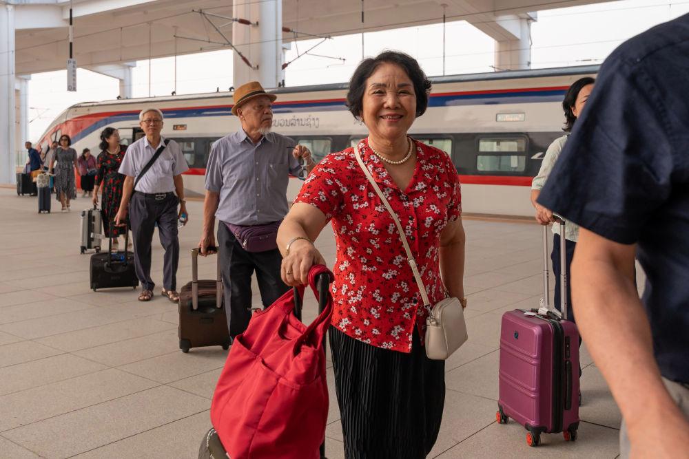 △ 2026年4月13日，乘坐中老铁路国际旅客列车的旅客抵达中老铁路万象站。