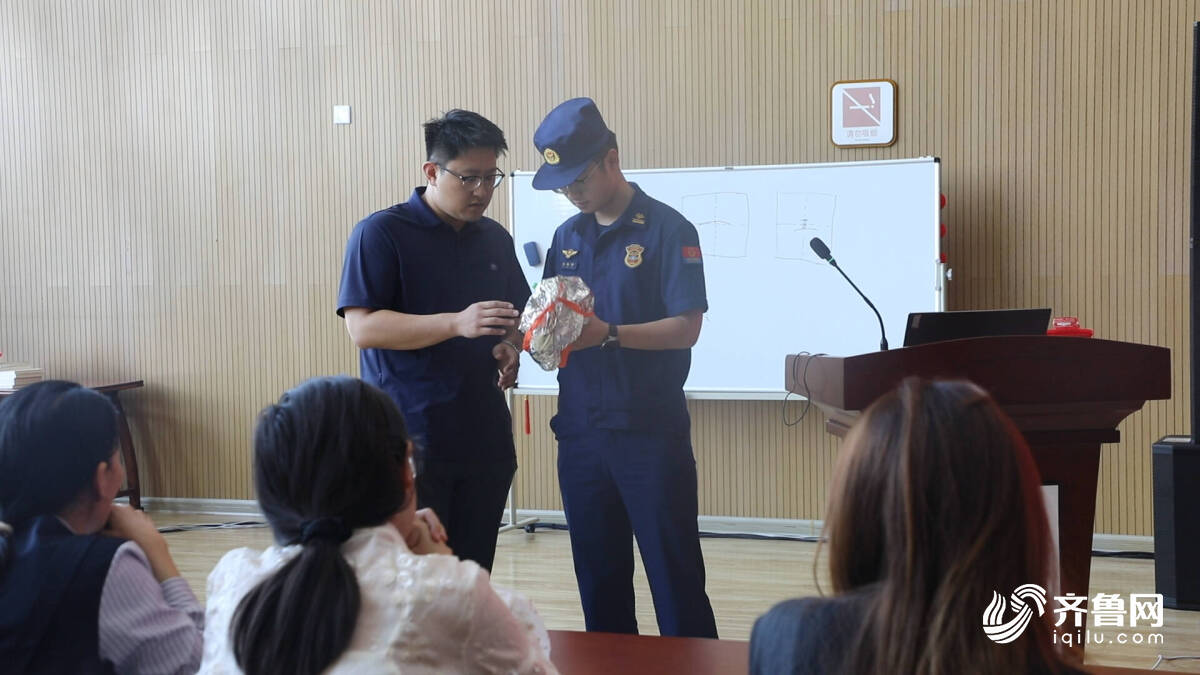 人人讲安全个个会应急滨州消防“一专多员”消防技能实操实训走进图书馆(图2)