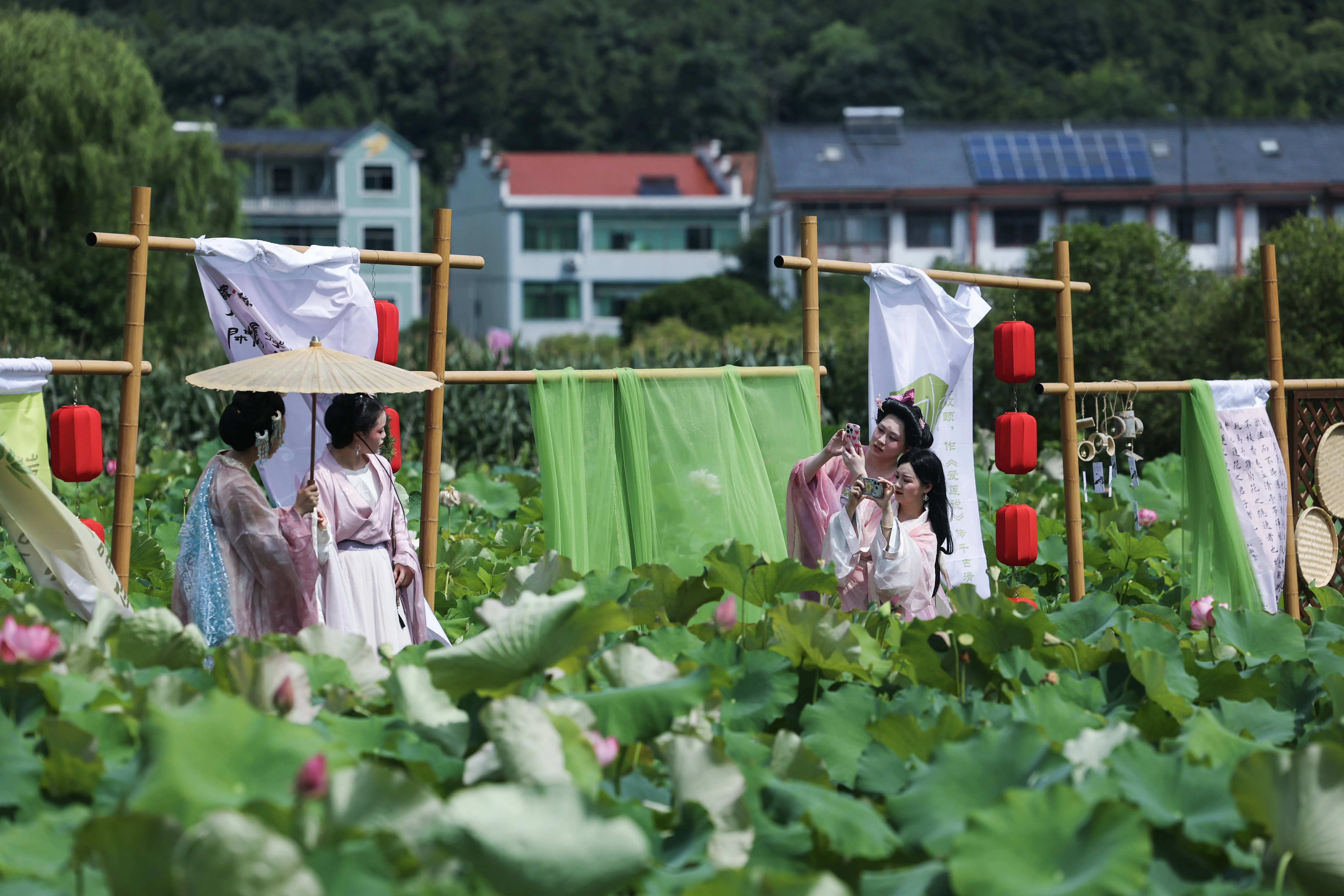 好评中国 | 夏日经济热力涌动 消费新势能澎湃生长