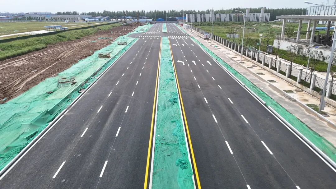 济南起步区工业母机产业园配套道路快车道完成面层铺设