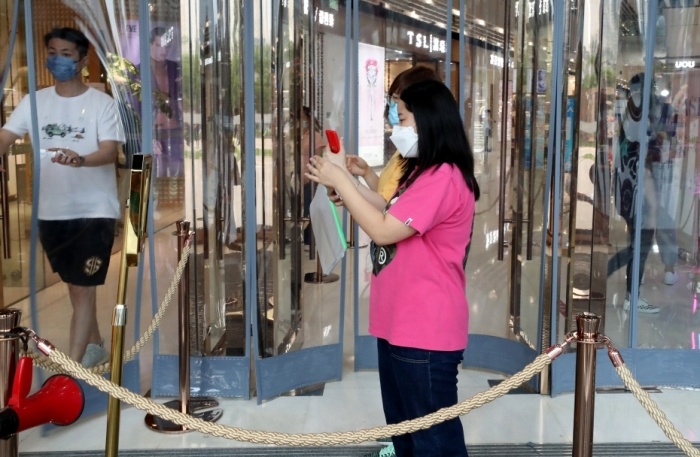 北京严格小区和公共场所扫码查验 严禁“一人扫码、多人进入”