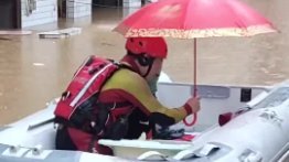 消防员救出被困婴儿，贴心为他撑伞
