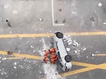蔚来汽车冲出上海总部大楼致1死1伤 事故调查中