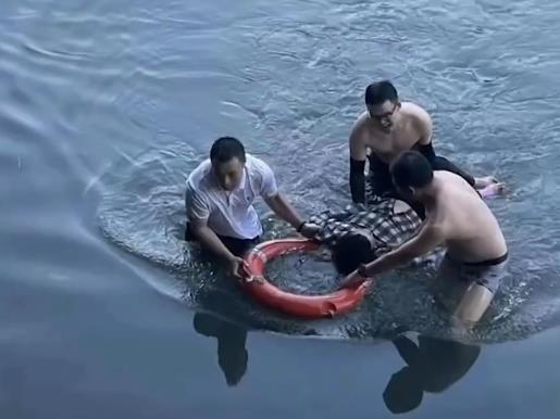 平凡英雄！看到有人落水3男子神同步下水救人