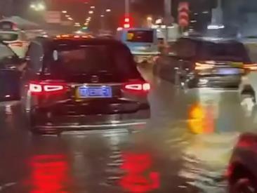 重慶27個區(qū)縣出現(xiàn)暴雨 當(dāng)?shù)貑臃姥储蠹墤?yīng)急響應(yīng)