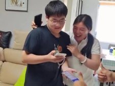 高考查分，隔著屏幕都激動