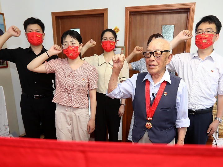 百歲黨員講黨課 青年黨員悟初心