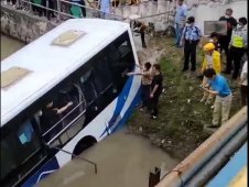 上海一公交車滑入路邊河道，駕駛員已被救出車上無其他乘客