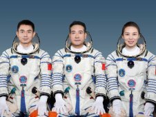 神十三乘組返回后，首次與公眾正式見(jiàn)面