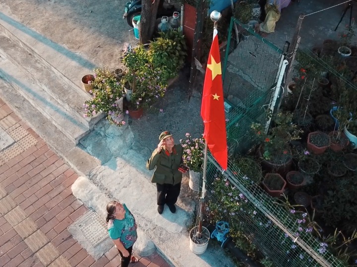 八旬老黨員28年堅持在家門口升國旗近萬次