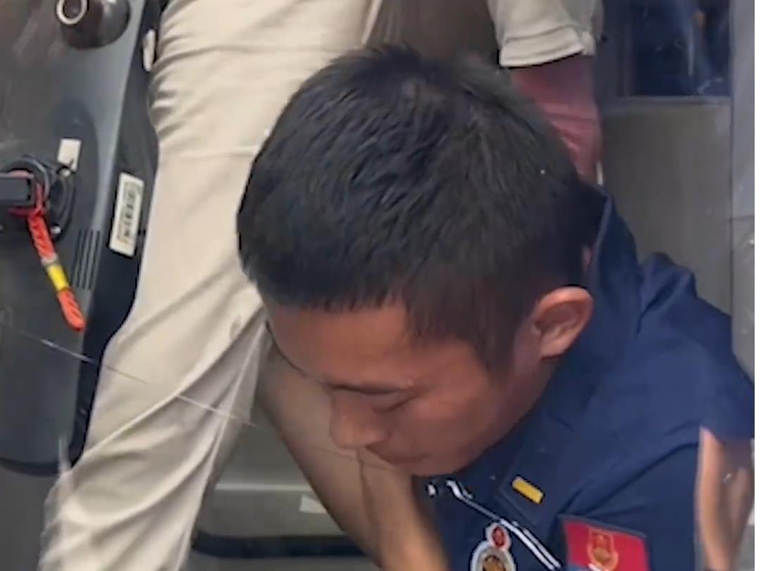 “別害怕，踩我肩上！” 消防員用肩托舉被困女子
