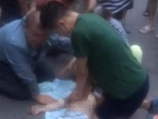“讓開，我來！”退役維和士兵為救人跪到雙膝流血