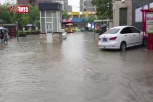 安徽亳州現(xiàn)強降雨 城區(qū)部分街道積水沒過膝蓋