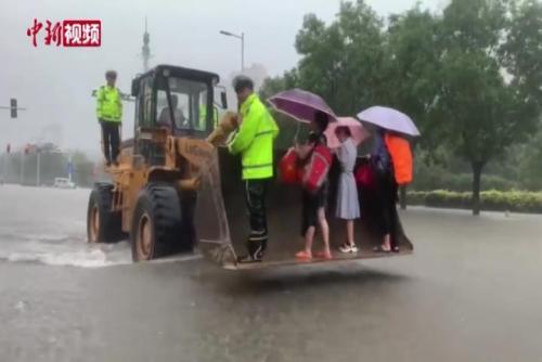 暴雨襲擊河南安陽 被困民眾搭鏟車撤離