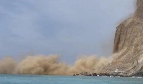 宜兰龟山岛土石崩落扬尘 游客惊呼“超可怕”