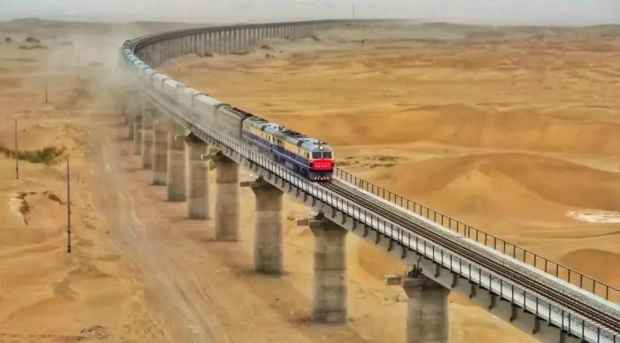 新疆和若铁路开通运营“满月” 日均送客3100多人