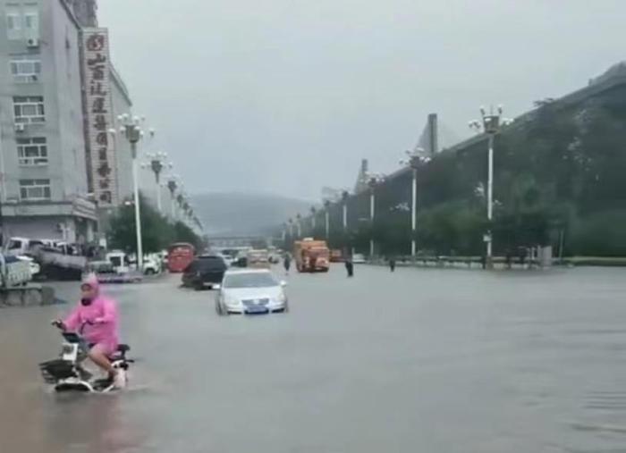 强降雨袭晋：山西多条预警齐发 区域积水致车辆被淹