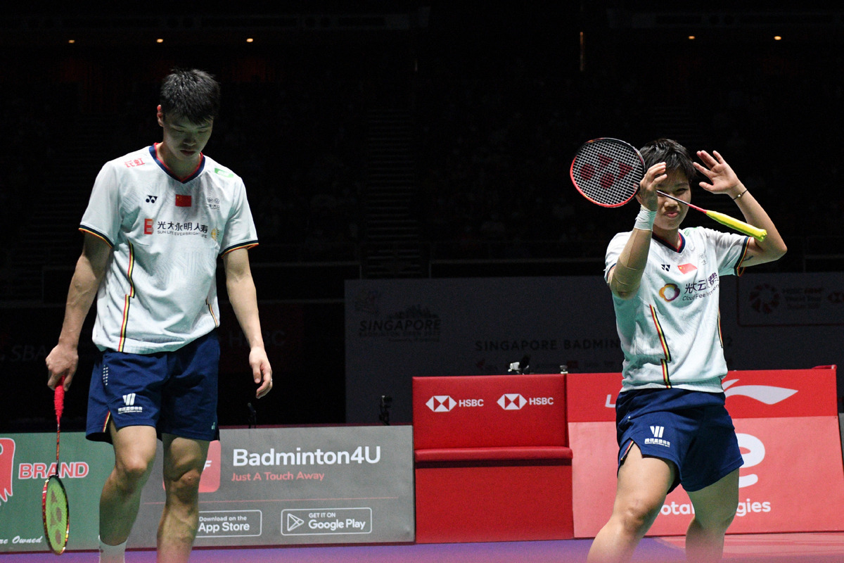 Chinese shuttlers take three silvers at Singapore Open