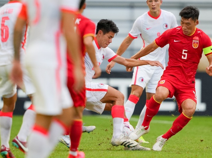 中国男足选拔队一球胜中国香港队 结束东亚杯之旅