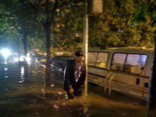 北京望京一男子因积水被困车中，警方深夜救援