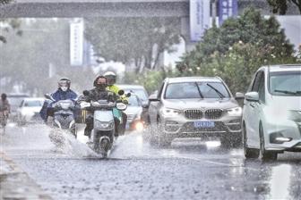 北京遭遇强降雨 多项预警齐发 城区平均降雨量为28.3毫米 朝阳海淀启动防汛特级响应