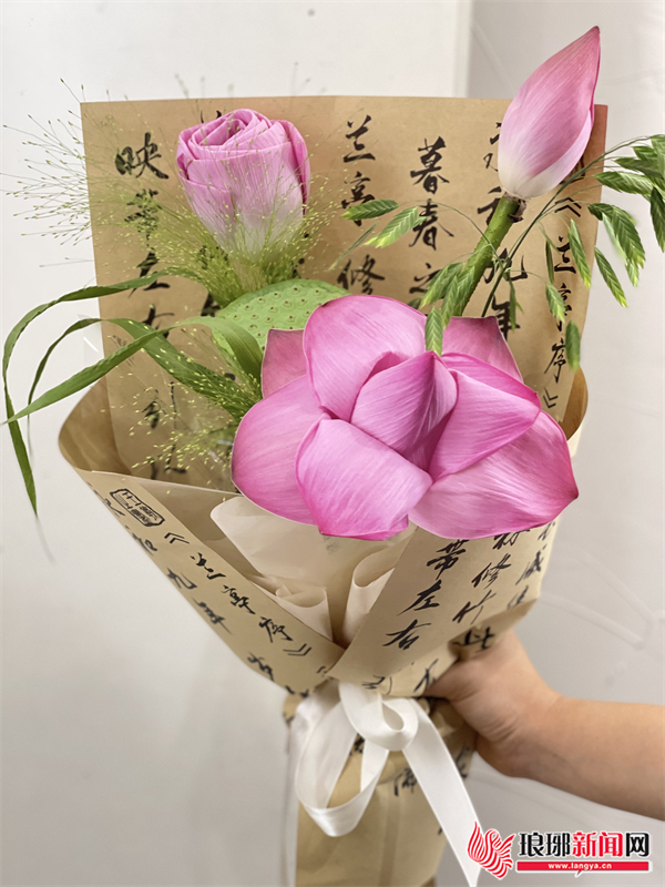 今夏文气满满的荷花花束走俏