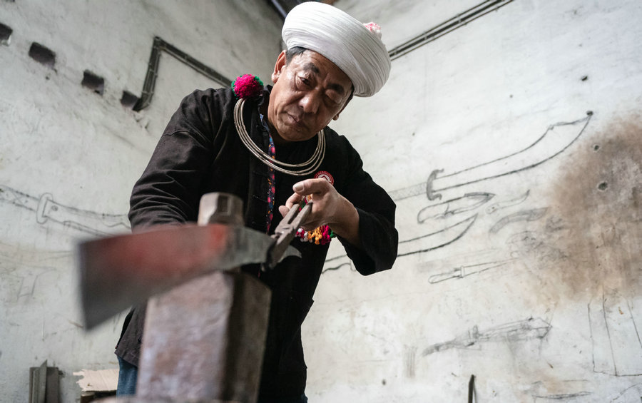 Craftsman sharpens Husa knife for younger generation