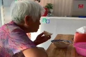 暖心聞丨聊城店主謊稱做活動(dòng)為80歲老人免單：想讓她吃得踏實(shí)些