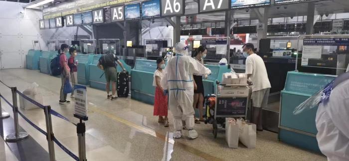 南京迎回首批滞留海南的南京游客返回